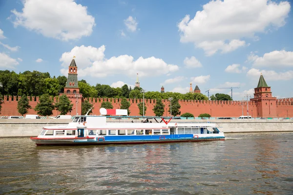 Výletní loď pokračuje podél řeky Moskvy — Stock fotografie