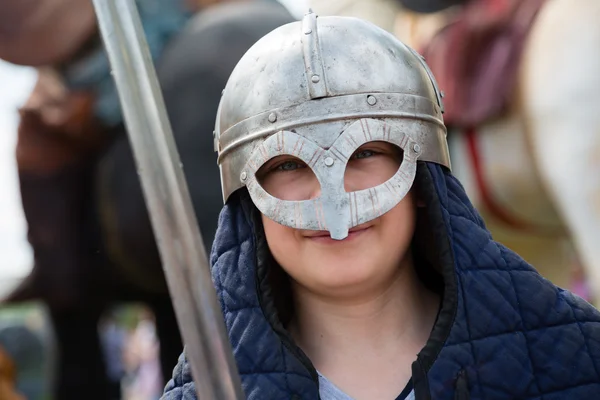 Pojke med ett svärd i en kostym Rysk soldat — Stockfoto