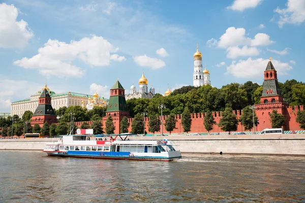 Корабль на реке Москва возле стен Московского Кремля — стоковое фото