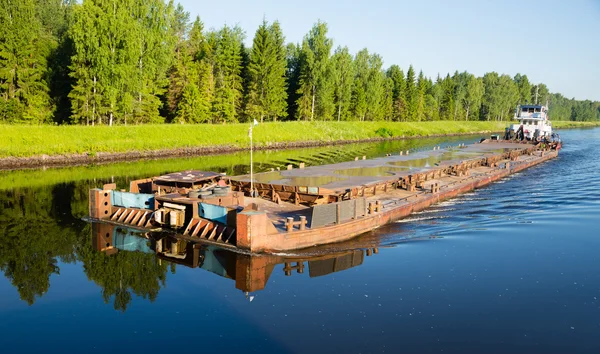 Floden lastfartyg går från Moskva Canal — Stockfoto