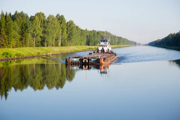 Navio de carga fluvial sai do Canal de Moscou — Fotografia de Stock