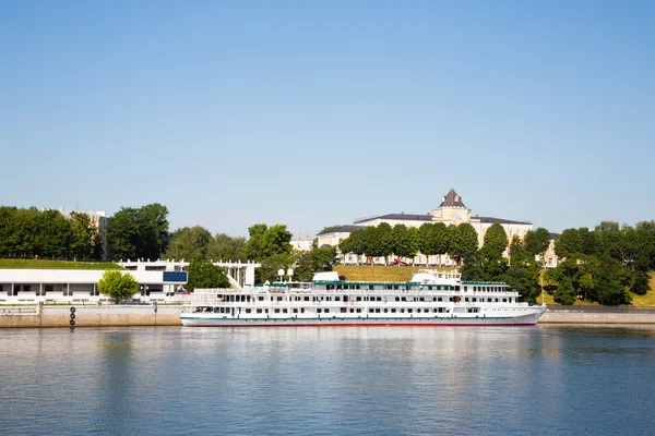 Riverport stad van Yaroslavl aan Wolga — Stockfoto