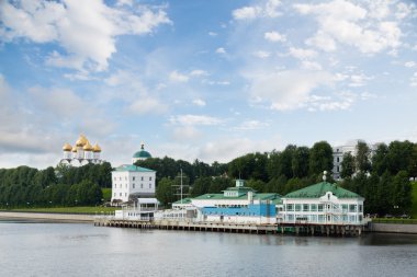 Volga Nehri Yaroslavl şehrinde iskelede