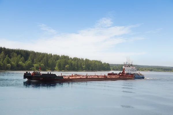 Remorqueur de rivière déplace péniche sur la Volga River — Photo