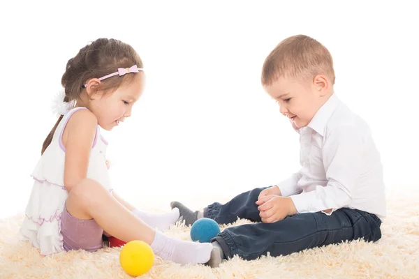 Asyalı kız ve Avrupa çocuk toplarla oynuyor — Stockfoto