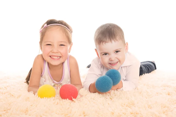 Asyalı kız ve Avrupa çocuk toplarla oynuyor — Stockfoto