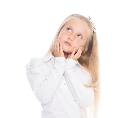 sarışın kız yukarı doğru bakıyor