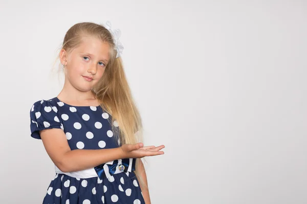 Girl shows a hand to the side — Stock Photo, Image