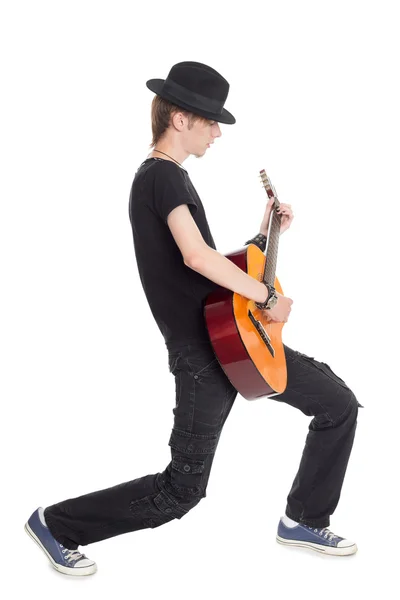 Pleine longueur de jeune homme jouant de la guitare — Photo