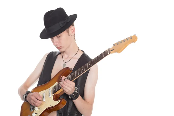 Junger Musiker spielt auf der E-Gitarre — Stockfoto