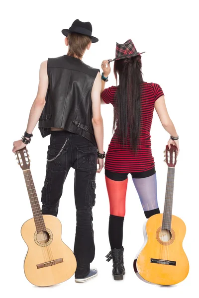 Молодая девушка и парень с гитарами — стоковое фото