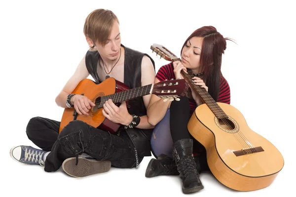 Jóvenes músicos con guitarras — Foto de Stock