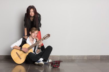 Buskers gri bir duvar