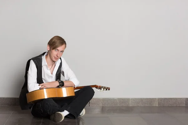 Street musician with a guitar. — Stock Photo, Image