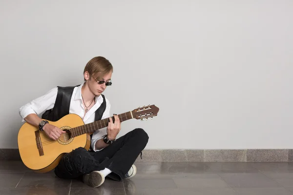 Músico callejero tocando la guitarra — Foto de Stock