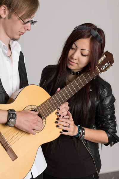 Músicos tocando la guitarra — Foto de Stock