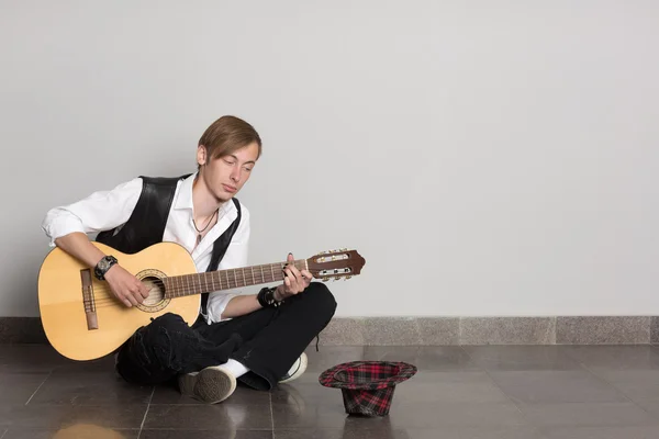Busker gra na swojej gitarze — Zdjęcie stockowe