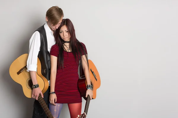 Jovens músicos com guitarras — Fotografia de Stock