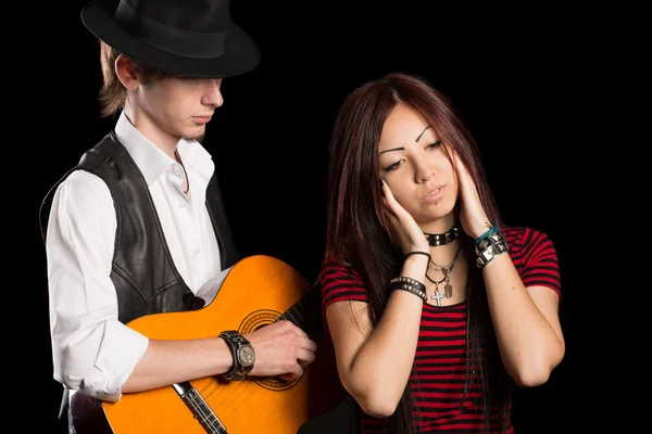 Músicos jóvenes cantando una canción — Foto de Stock