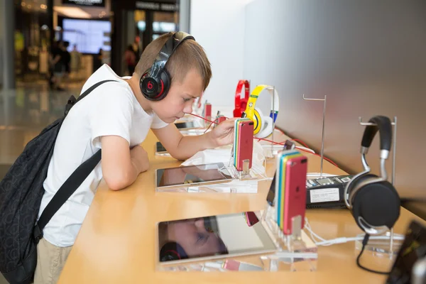 Chłopiec w apple store w hong Kongu — Zdjęcie stockowe