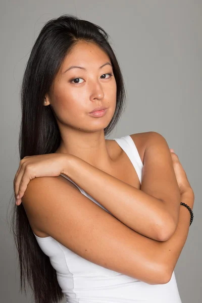 Gri bir arka plan üzerinde Asyalı kız — Stok fotoğraf