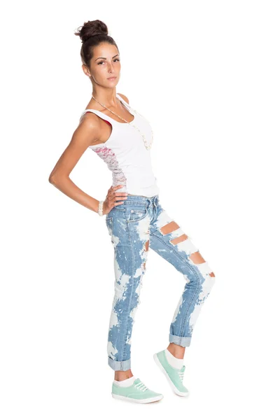 Bella ragazza in jeans strappati alla moda — Foto Stock