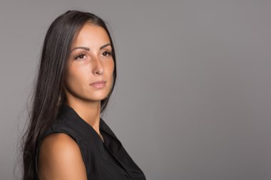 Güzel genç bir kadın başka tarafa bakıyor.