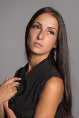 Siyah elbiseli güzel bir kadın. 