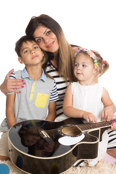 Mãe sorridente com filho e filha — Fotografia de Stock