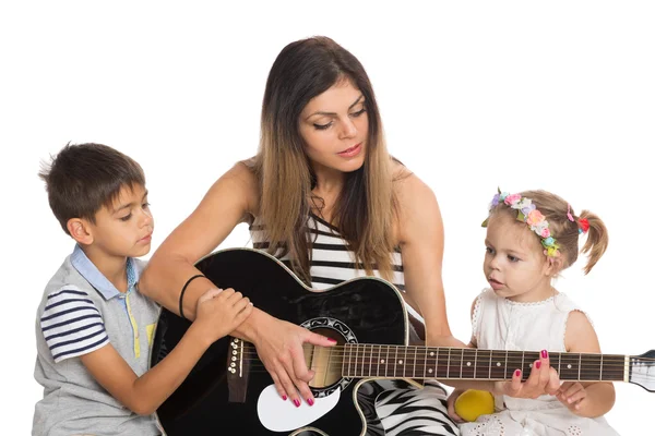 Mãe tocando guitarra para seus filhos — Fotografia de Stock