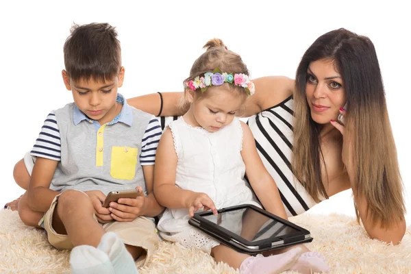 Mãe e crianças com smartphones — Fotografia de Stock
