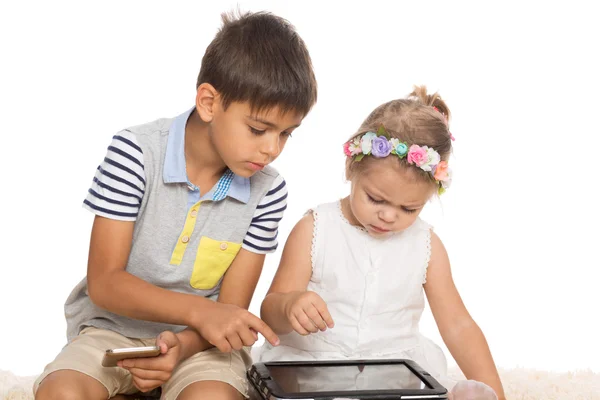 Brother teaches little sister — Stock Photo, Image