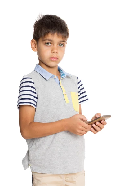 Pojken håller en smartphone — Stockfoto