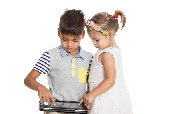 태블릿 컴퓨터를 사용 하는 아이 들 — 스톡 사진