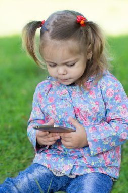 bir akıllı telefon kullanan küçük kız