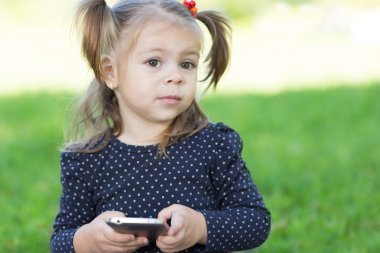 bir akıllı telefon tutarak kız 