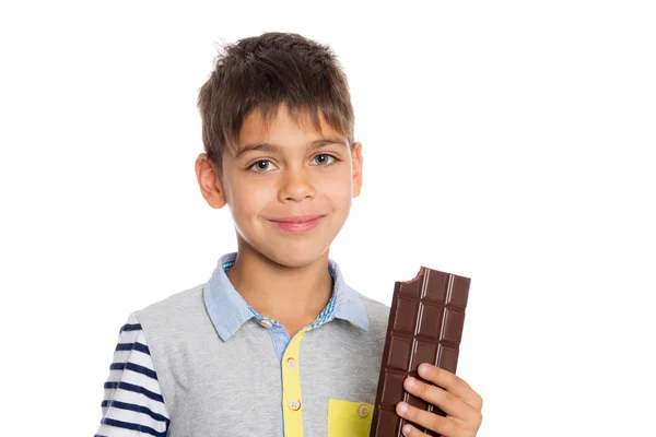 Garçon tenant une barre de chocolat — Photo