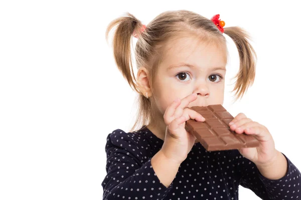 Mädchen isst Schokolade — Stockfoto