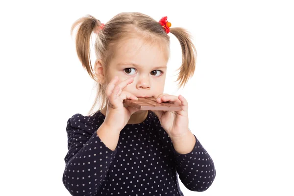 Petite fille mignonne mangeant du chocolat — Photo