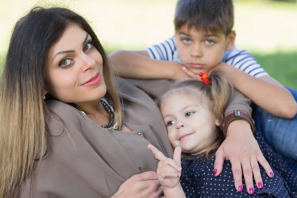 Mamá con hijo e hija — Foto de Stock