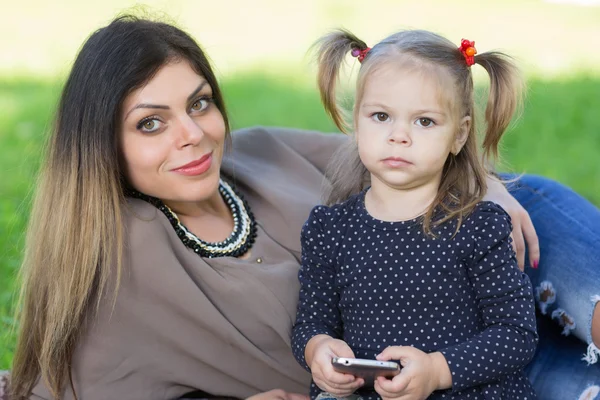 Joven madre e hija — Foto de Stock