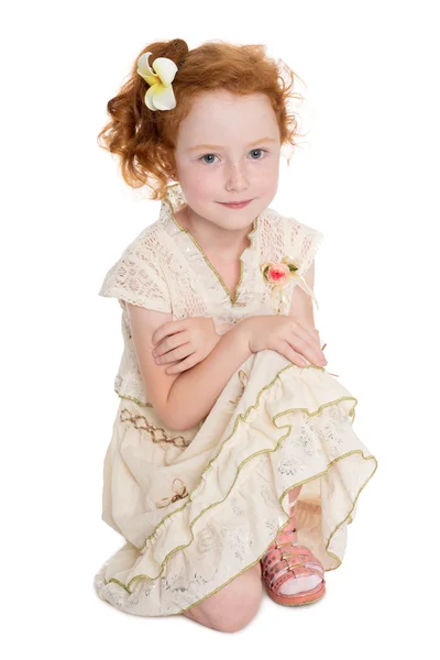 Μικρό κόκκινο μαλλιά κορίτσι που κάθεται — Φωτογραφία Αρχείου