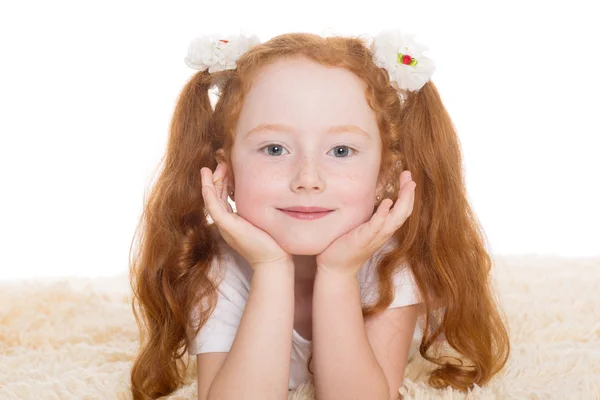 Girl propped his head on his hands — Stock Photo, Image