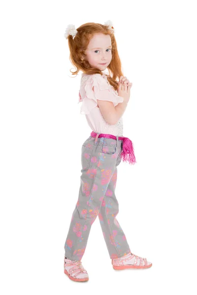 Маленькая красивая девочка с рыжими волосами — стоковое фото