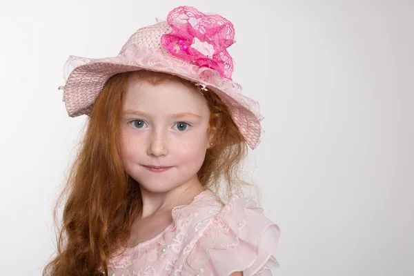 Petite fille mignonne de six ans dans un chapeau — Photo