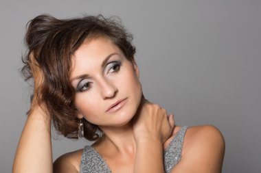 Güzel kadın başka tarafa bakıyor.