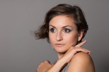 Sevimli kadın uzağa arıyorsunuz