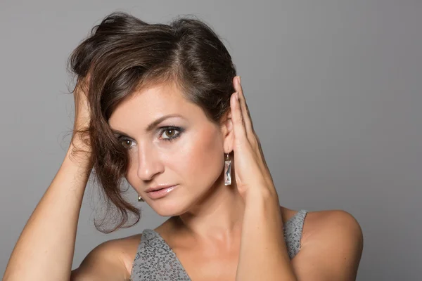 Hermosa mujer corrige el cabello —  Fotos de Stock