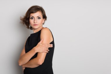 Siyah büyüleyici kadın