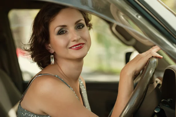 Lachende vrouw besturen van een auto — Stockfoto